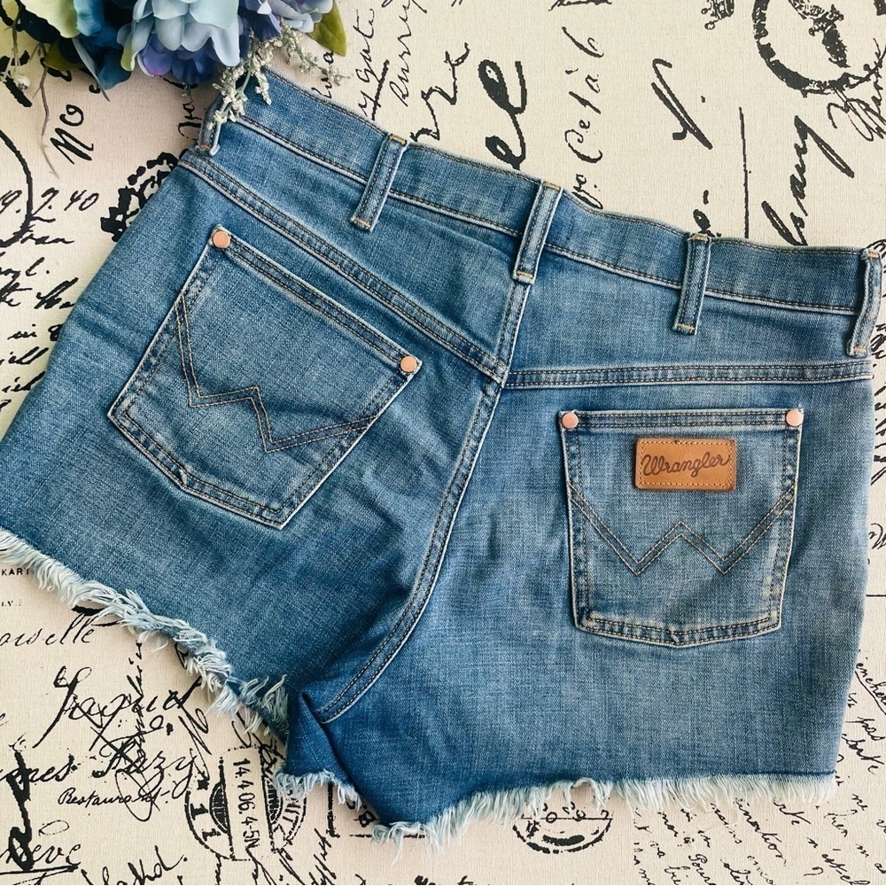 Wrangler Vintage-Inspired Frayed Cut-Off High Waist Denim Jean Shorts, Size 29 - Picture 7 of 8